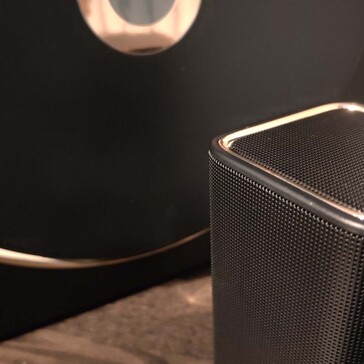 All speakers feature subtle color accents and metal grilles (Image source: Notebookcheck)