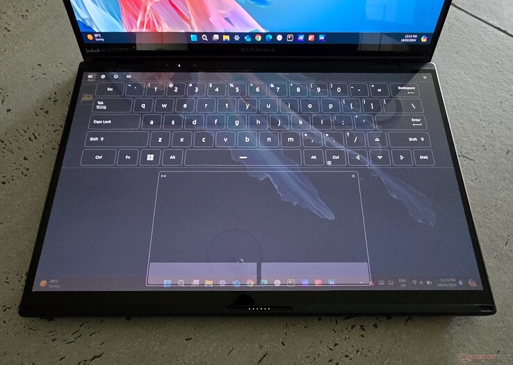 The Zenbook DUO software keyboard in transparent mode. (Image: Notebookcheck)