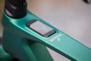 The display is integrated into the top tube