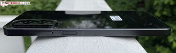 Right: volume rocker, power button (image source: Manuel Masiero)