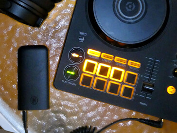 The wireless transmitter connects to sources with a single cable. (Image source: Notebookcheck)