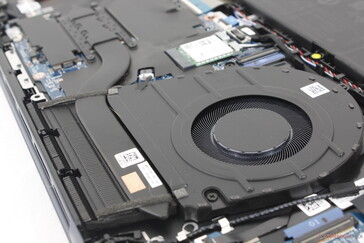Cooling solution consists of a large ~65 mm fan and short copper heat pipe