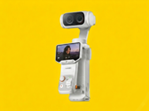 The Insta360 Luna Ultra's detachable remote houses the OLED screen.