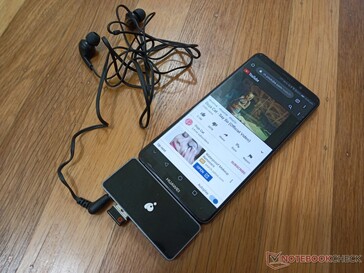 The Huawei Mate 10 Pro does not integrate a 3.5 mm audio jack, but the docking station fixes that