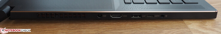 Left side: power socket, HDMI 2.0 port, USB-A 3.1 Gen2 port, USB-C 3.1 Gen2 port with support for DisplayPort 1.4, 3.5-mm headphone jack