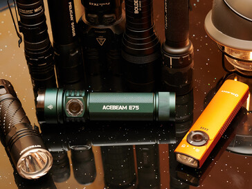 Size comparison with other flashlights. (Photo: Andreas Sebayang/Notebookcheck.com)