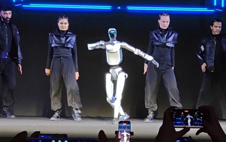 The humanoid Honor Robot prototype seen dancing at MWC 2026.