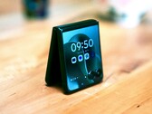 Both chic and flexible: The Motorola Razr 60 Ultra. (Image source: Florian Schmitt/Notebookcheck)