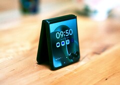 Both chic and flexible: The Motorola Razr 60 Ultra. (Image source: Florian Schmitt/Notebookcheck)
