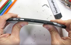 Oops, there goes the Pixel 4 XL. (Source: JerryRigEverything)
