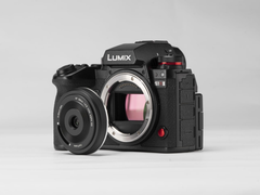 Viltrox's new AF 28 mm F4.5 Chip L lens comes with a built-in slide-lever lens cover.