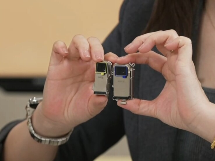 The Xiaomi 15 telephoto module on the left, the bigger periscope telephoto of the Xiaomi 17 Ultra on the right (Image source: Xiaomi)