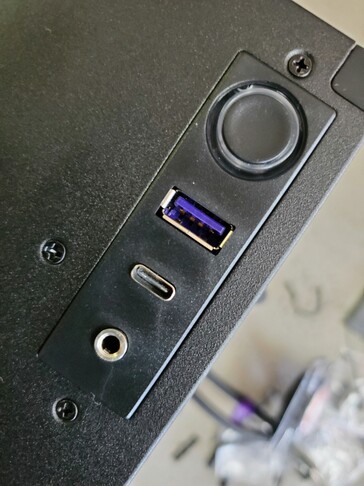 The H1 front case connectors. (Image: Notebookcheck)