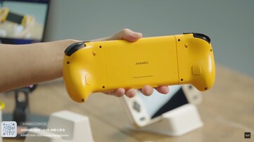 The Ayaneo telescopic controller has customizable back buttons and adjustable triggers. (Image source: Ayaneo)