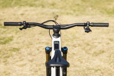 Typical for mountain bikes: Instead of a large display, a display is integrated into the top tube
