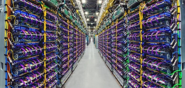 Image: Google | Cloud TPU v5p: Supercomputer and AI accelerator in a ⁤Google data center.