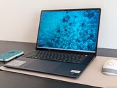 The Inspiron 16 7640 convertible comes with a Full HD webcam (Image source: Allen Ngo / Notebookcheck)