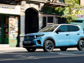 At just 1.76 m wide and 4.01 m long, the new Citroën ë-C3 fits right in as a compact hatchback with tall crossover looks. (Image source: Stellantis)