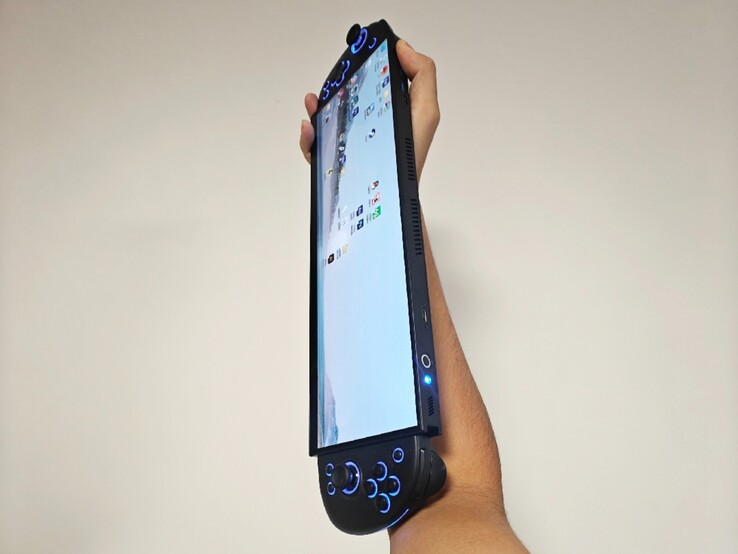 The ultrawide DIY handheld is longer than the user's forearm. (Image source: PureDIY via BiliBili)