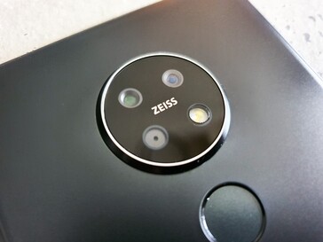 The triple-camera array features Zeiss optics. (Source: Notebookcheck)