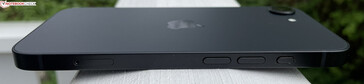 Left: SIM slot, volume rocker, Action button (image source: Manuel Masiero)