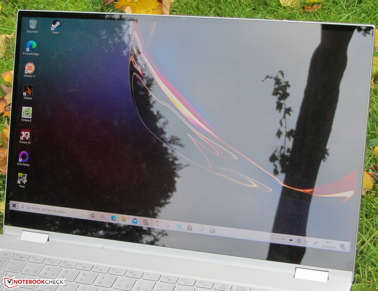 Galaxy Book Flex outdoors, photo taken on overcast day