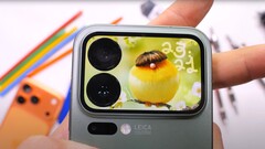 The Xiaomi 17 Pro and its secondary screen on the back face a durability test (Image source: JerryRigEverything)