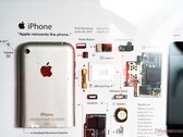 XreArt disassembles products like the Apple first-generation iPhone, and packs the components into a frame. (Image: Notebookcheck)