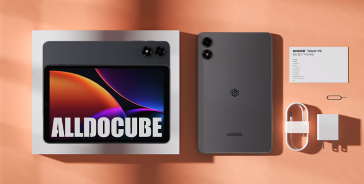 Alldocube iPlay 80 mini Pro with its box and accessories