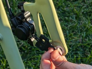 Remove the front disk brake insert. Save the insert for later (Image Source: Stephen Pereyra / Notebookcheck)