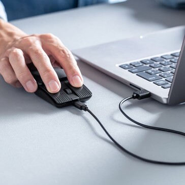 The Sanwa retracting mouse can also be used as a corded mouse for lower latency. (Image source: Sanwa Supply)