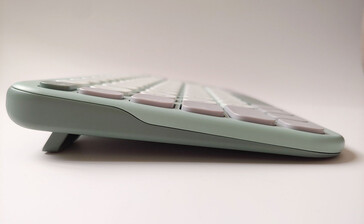Keyboard feet extended. (Image source: Notebookcheck.net)
