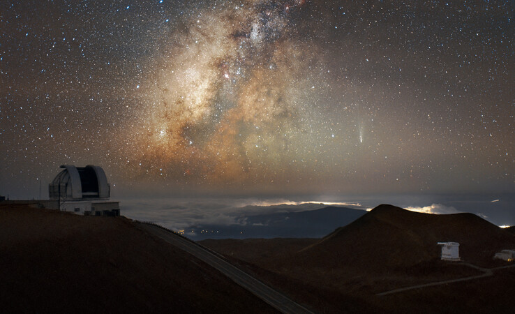 The image showing Comet Lemmon and the Milky Way. (Image source: International Gemini Observatory/NOIRLab/NSF/AURAImage processing: M. Rodriguez (International Gemini Observatory/NSF NOIRLab) & M. Zamani (NSF NOIRLab))