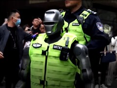 The PM01 from the company Engine AI was the first humanoid robot in police service. (Image source: CGTN)
