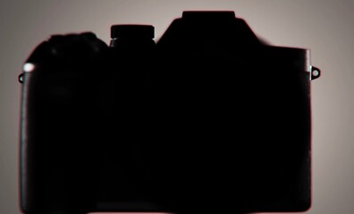 The Sony RX10 V's silhouette is very different ...