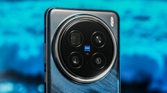 The new Zeiss camera has impressed the first international smartphone reviewers, some of whom travelled to China with a Galaxy S24 Ultra or iPhone 16 Pro. (Image source: Vivo)