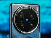 The new Zeiss camera has impressed the first international smartphone reviewers, some of whom travelled to China with a Galaxy S24 Ultra or iPhone 16 Pro. (Image source: Vivo)