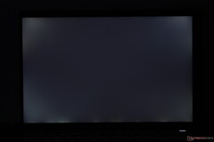 Backlight bleeding is apparent on our HP EliteBook X G1i 14 test unit (Image source: Notebookcheck)