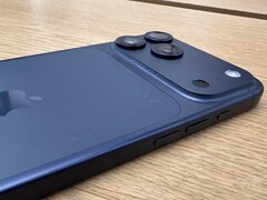 Display unit of the iPhone 17 Pro Max in Deep Blue showing scratches on the back. (Image source: Consomac)