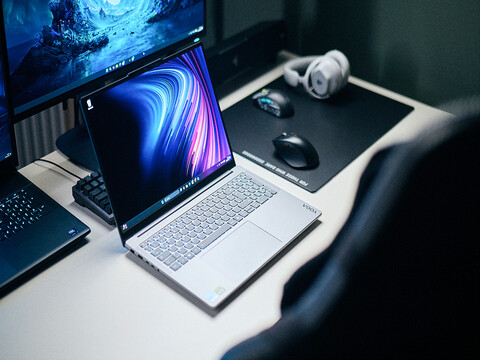 The BEST (glossy) laptop display - Lenovo Yoga Pro 9 2025