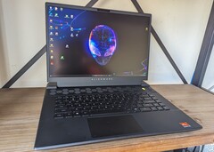 The Alienware m16 R1 is a well-performing but also very large RTX 4080 gaming laptop (Image: Allen Ngo)