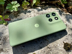 The Motorola Moto G56 comes in four color variants. Our review unit is shown in Pantone Dill green. (Image source: Notebookcheck)