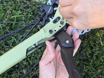 Kickstand installation (Image Source: Stephen Pereyra / Notebookcheck)