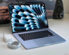 A 15-inch MacBook Air (M4 model) with the stock charger and cable on a desk (Image source: Notebookcheck)