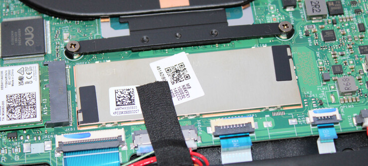 The soldered-on RAM runs in dual-channel mode.