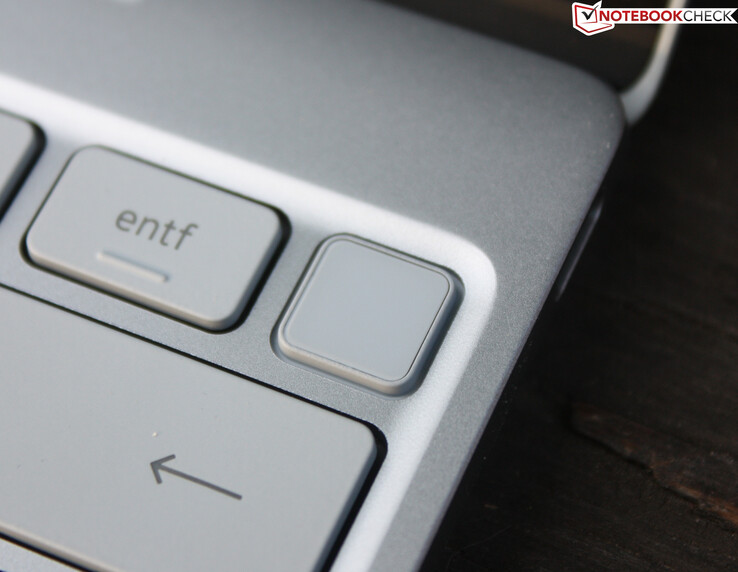 The power button (with no symbols) integrates a fingerprint sensor.