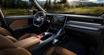 The interior of the Jeep Recon combines robust materials with modern technology. The large infotainment display and the deep storage compartment in the center console are particularly striking. (Image source: Jeep)