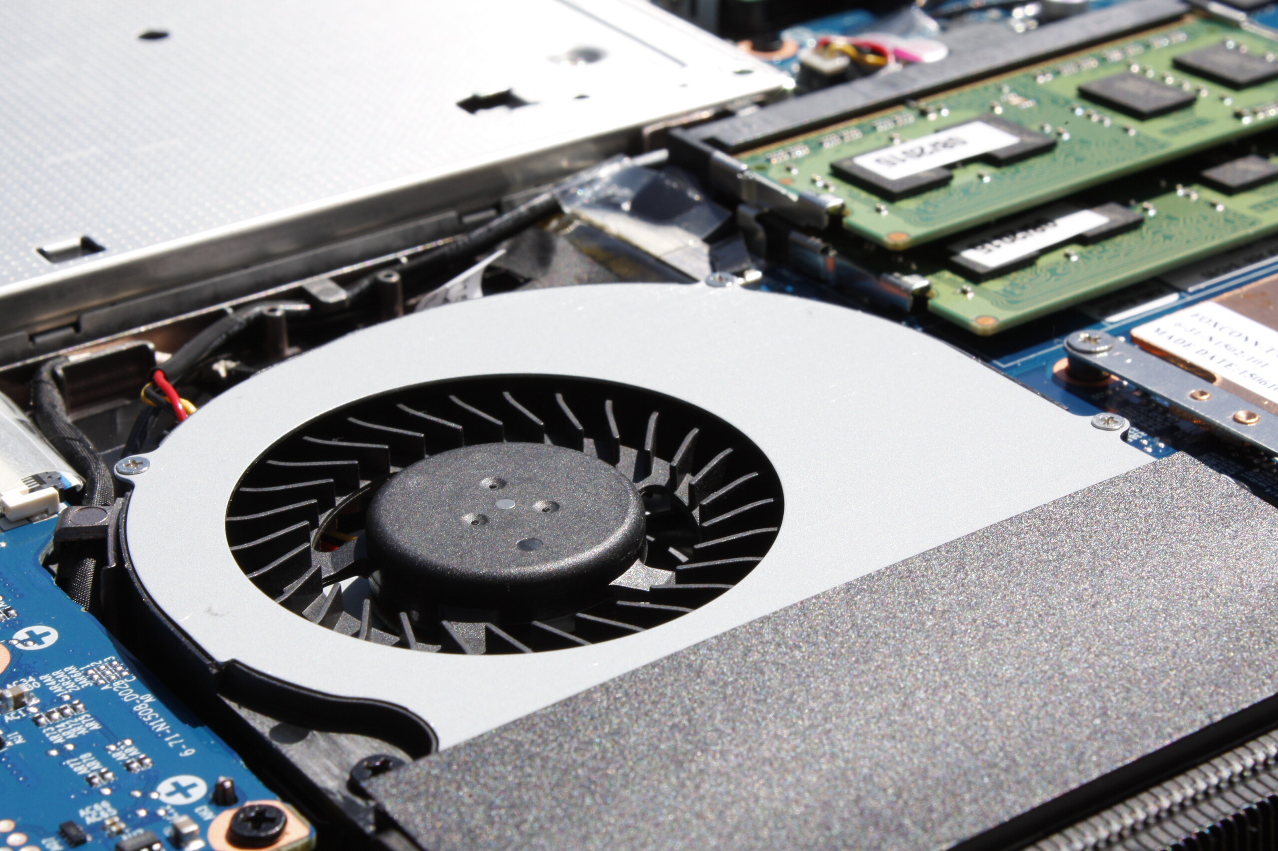 термопаста для ноутбука. чистка ноутбука от пыли. термопаста для ноутбука. чистка охлаждения ноутбука. чистка ноутбуков.