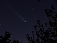 A photo showing a comet in the night sky. (Image source: mTPhotography - Pixabay)