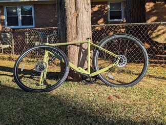 Padding and cable ties are cut to reveal the "Avocado Green" color variant (Image Source: Stephen Pereyra / Notebookcheck)